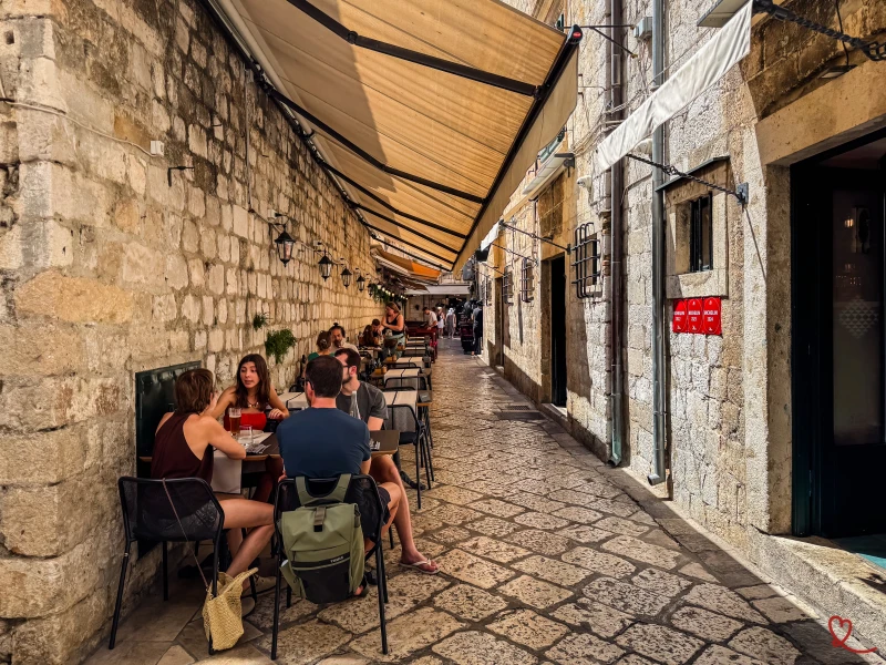 Jelovnik u restoranu u hrvatskoj turističkoj destinaciji