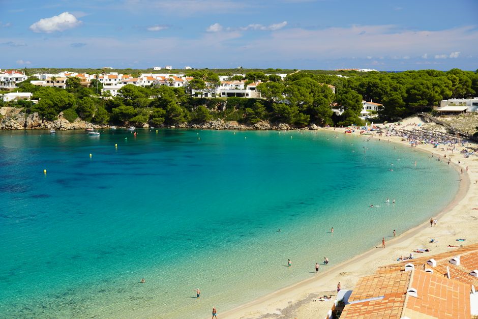 Turisti na prepunoj plaži Balearskih otoka