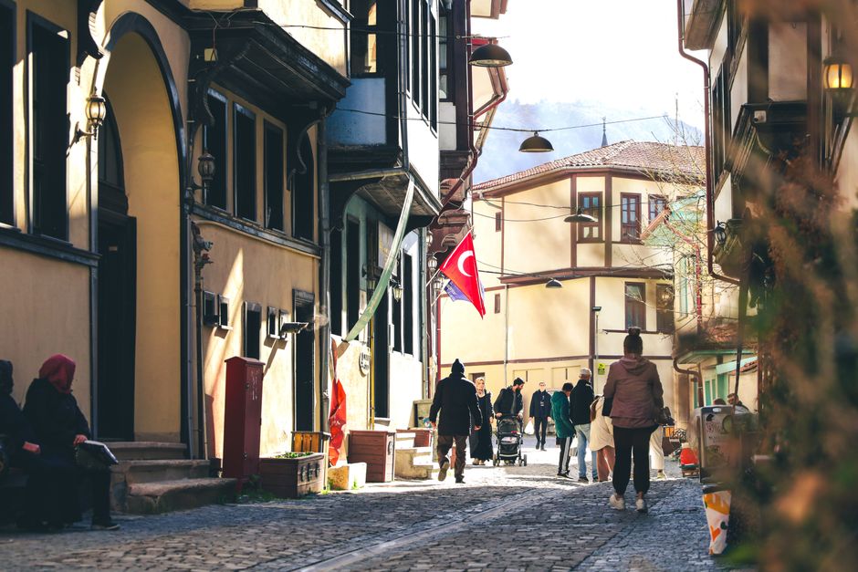 Putnik razgovara s lokalnim vodičem tokom upoznavanja grada i lokalne kulture