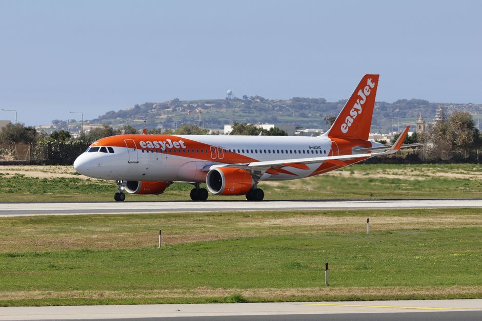 Avion kompanije easyJet na aerodromu uz digitalnu pretragu letova
